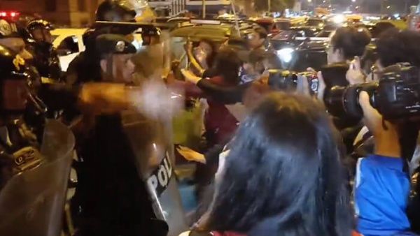 La police péruvienne réprime une manifestation contre la grâce de Fujimori