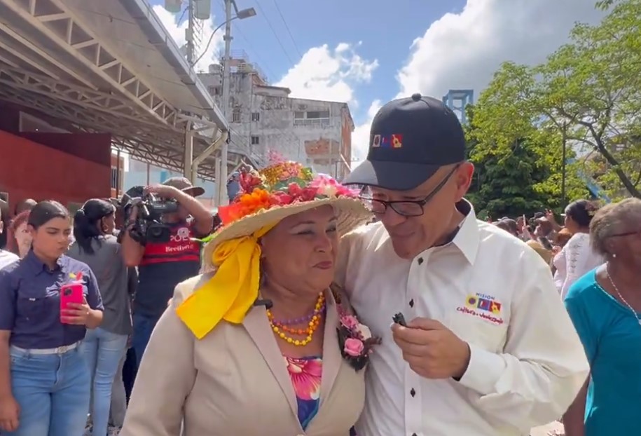 Villegas reconnaît la ville de Caucagua comme bastion de la résistance culturelle