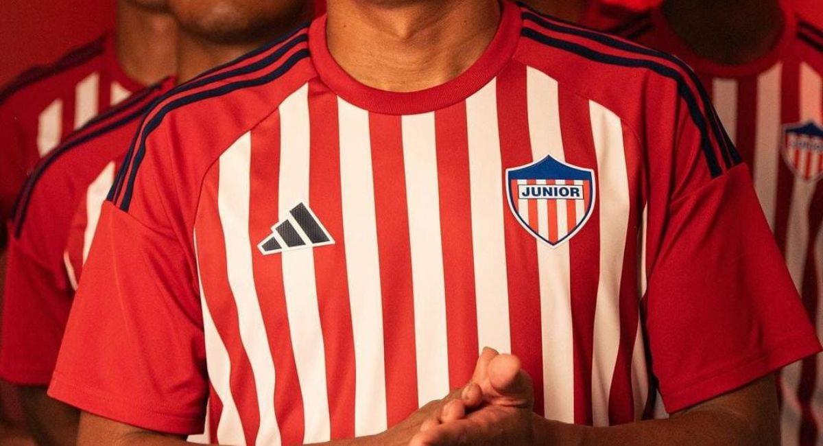 Nueva camiseta de los tiburones. Foto: Instagram Junior oficial