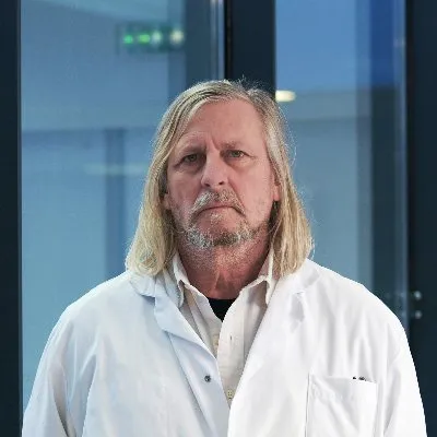 Des revues scientifiques retirent des articles du microbiologiste français Didier Raoult
