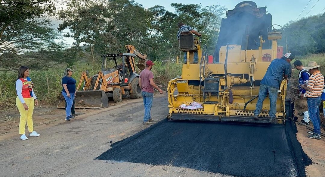 Ils inspectent l'asphalte de la route nationale Upata-Guasipati à Bolívar
