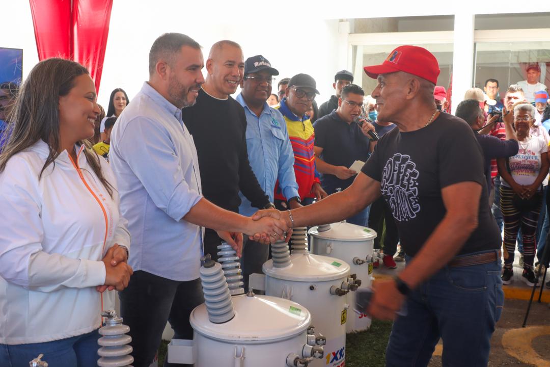 Ils livrent 25 transformateurs pour 20 communautés de Puerto La Cruz