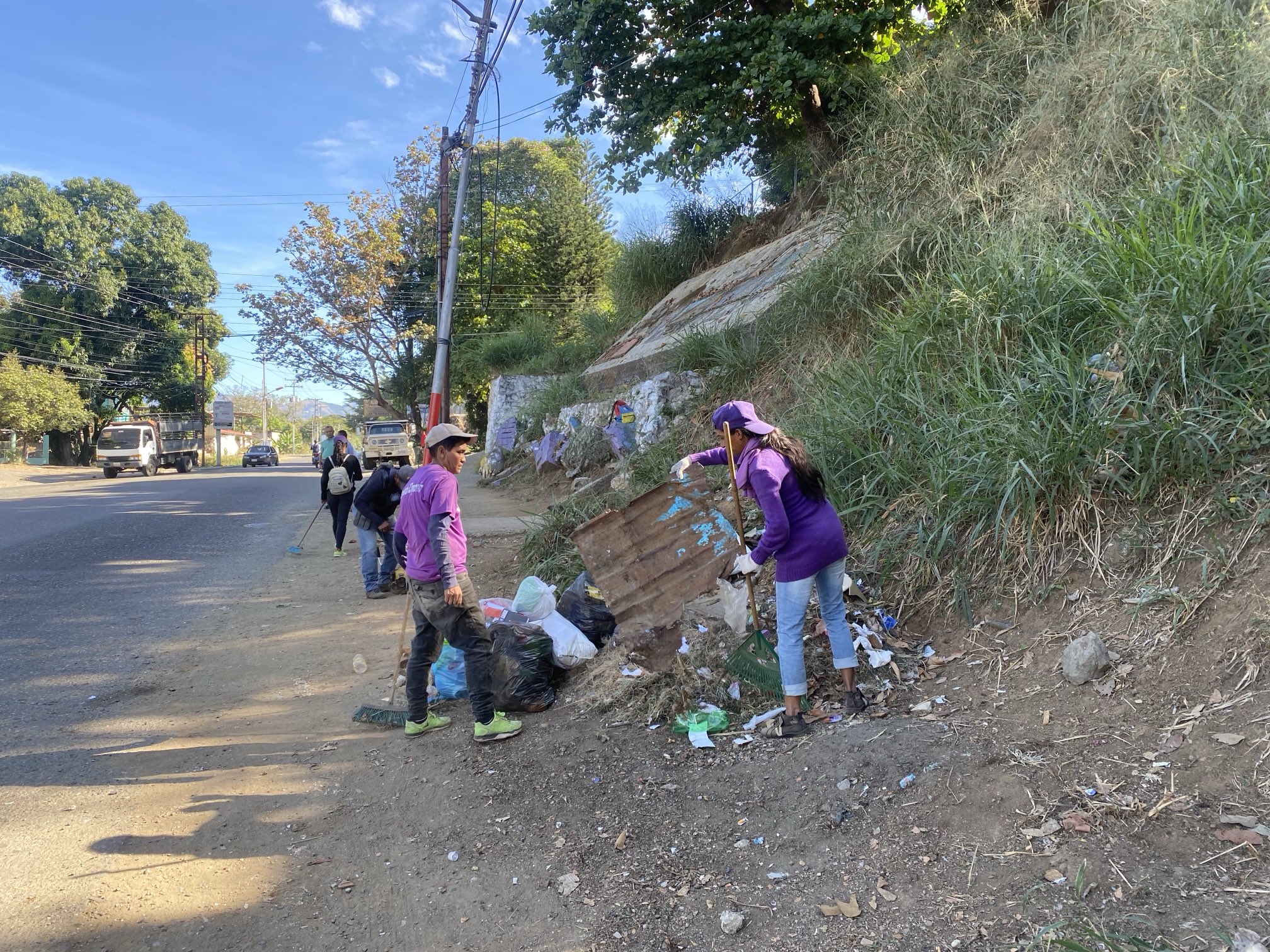 Ils nettoient une section de la route nationale à San Juan de los Morros