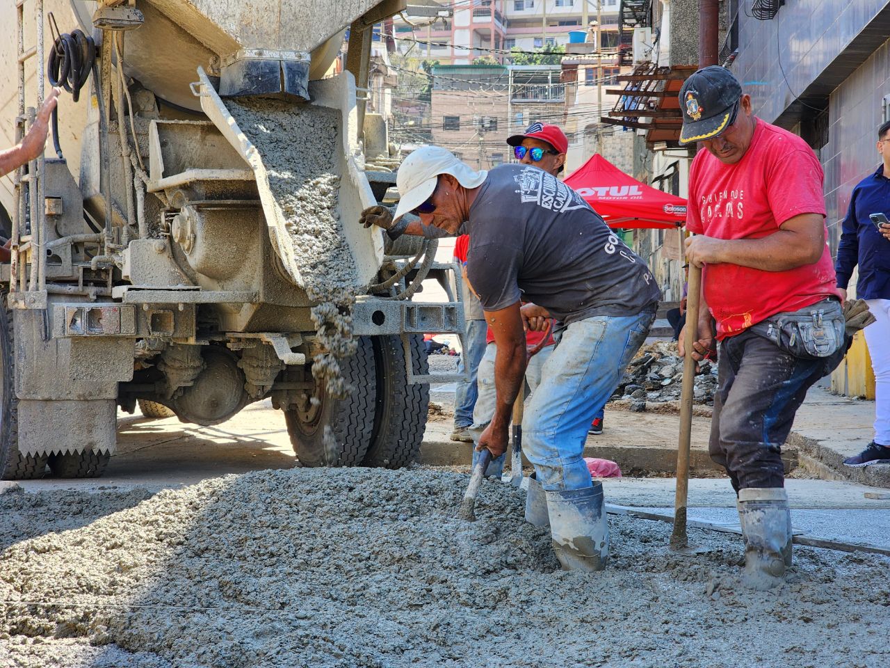 Ils ont réparé le système de drainage de la rue Los Higuitos à Catia