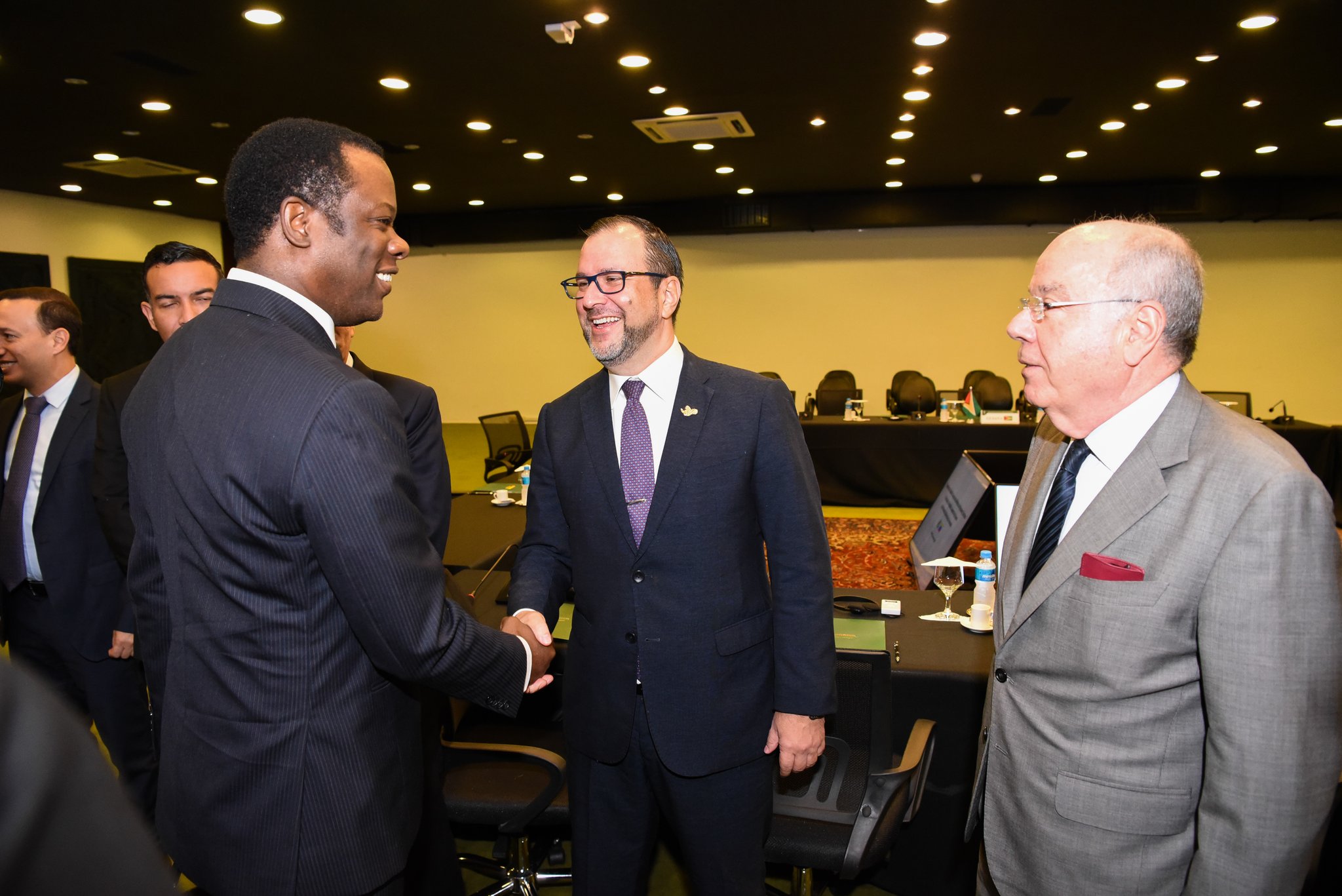 Le Venezuela et la Guyane conviennent d’éviter toute intervention de puissances étrangères