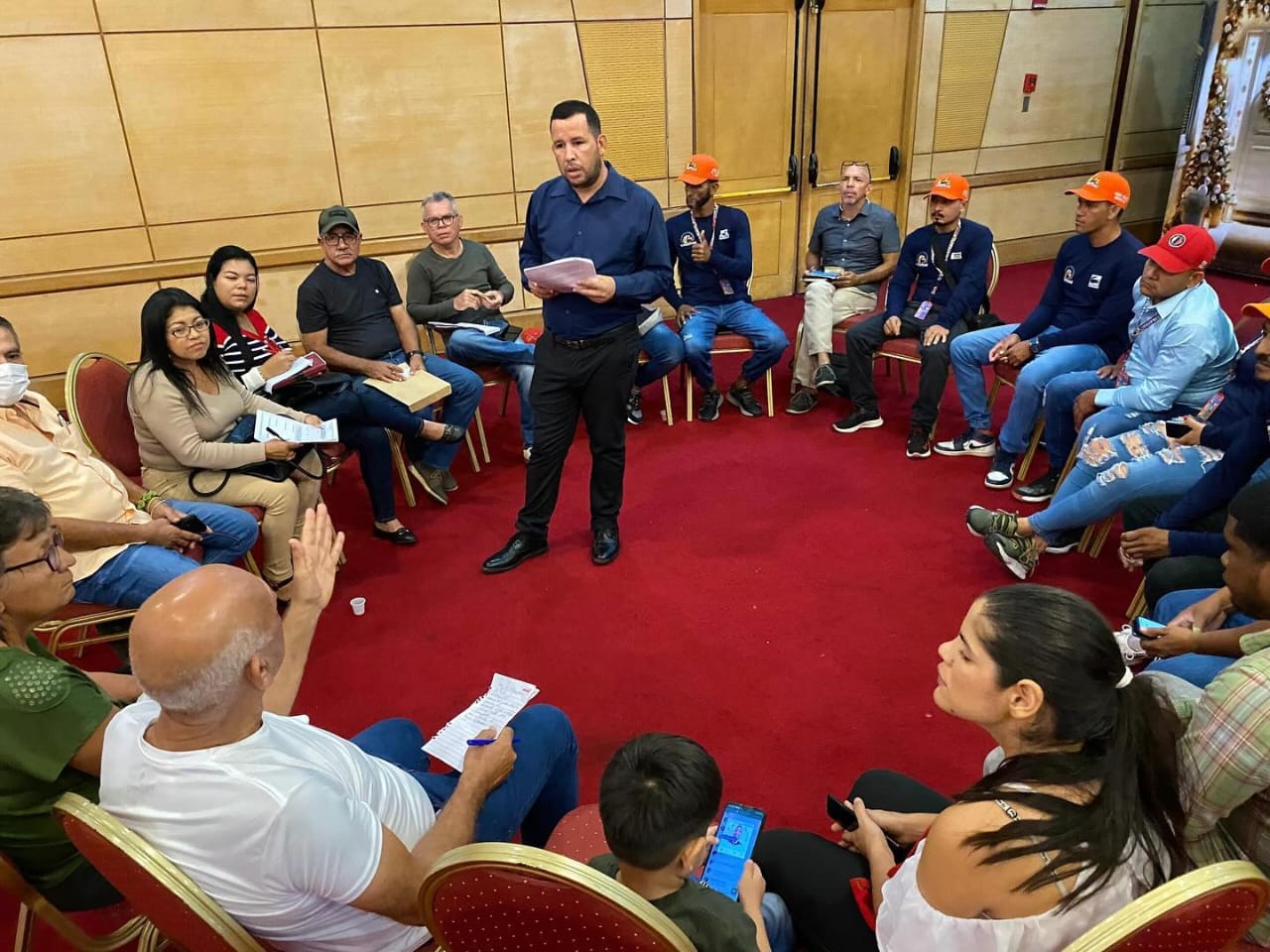 Les néo-espartans participent à une consultation publique sur la loi sur la surveillance des ONG