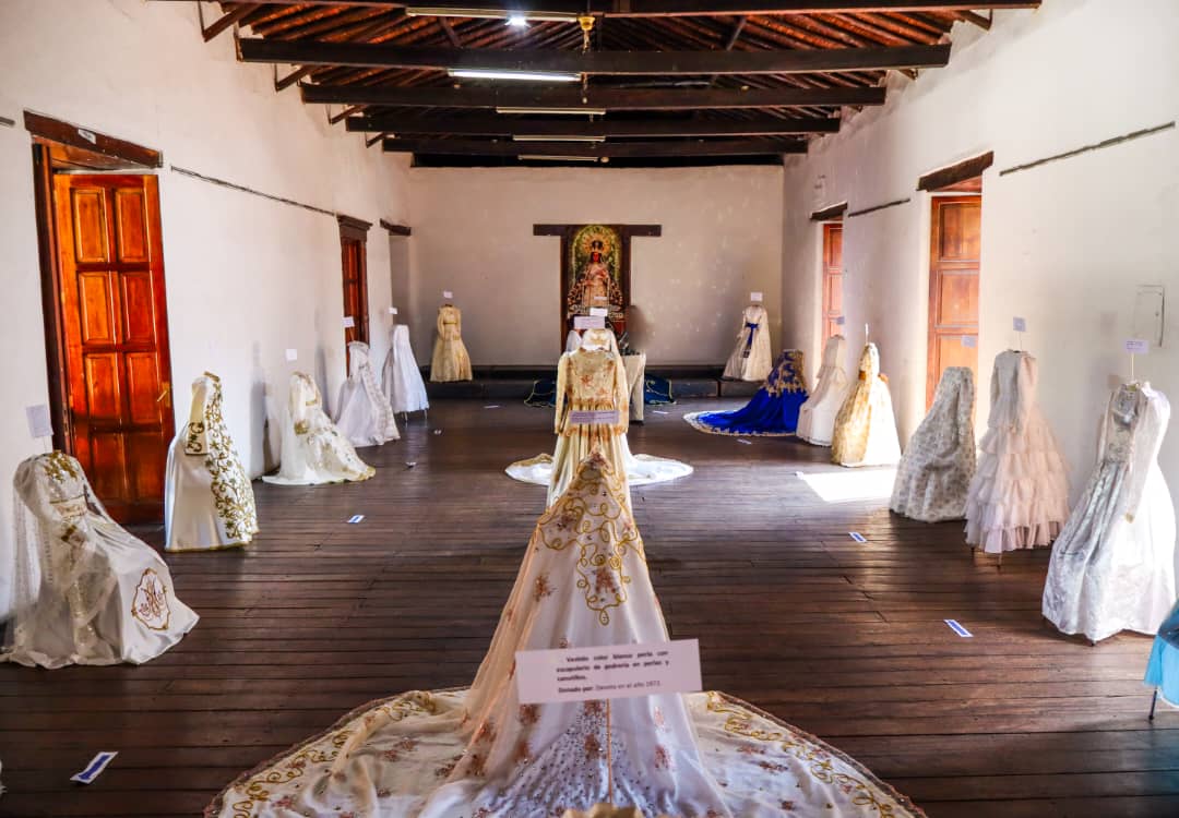 Les robes et manteaux de Notre-Dame de la Paix sont exposés à Trujillo