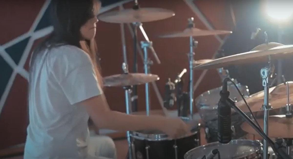 Valery Abril es la mejor baterista del mundo según un concurso mundial. Foto: Youtube