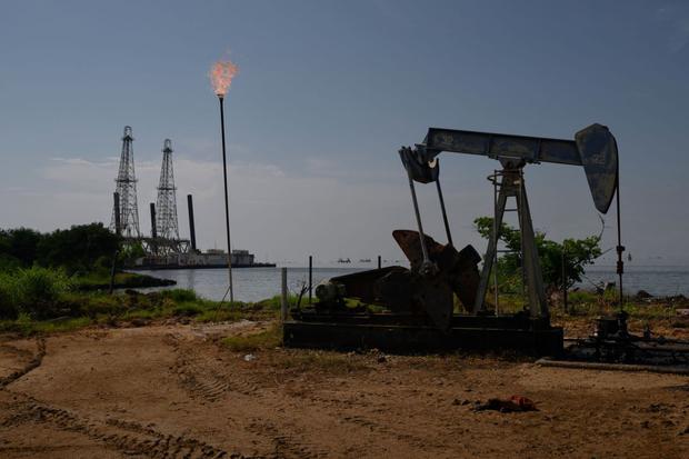 Une pompe à pétrole de Petróleos de Venezuela dans le lac Maracaibo. La décision des États-Unis d'alléger les sanctions en échange d'une plus grande liberté politique au Venezuela a entraîné une augmentation de la production.
