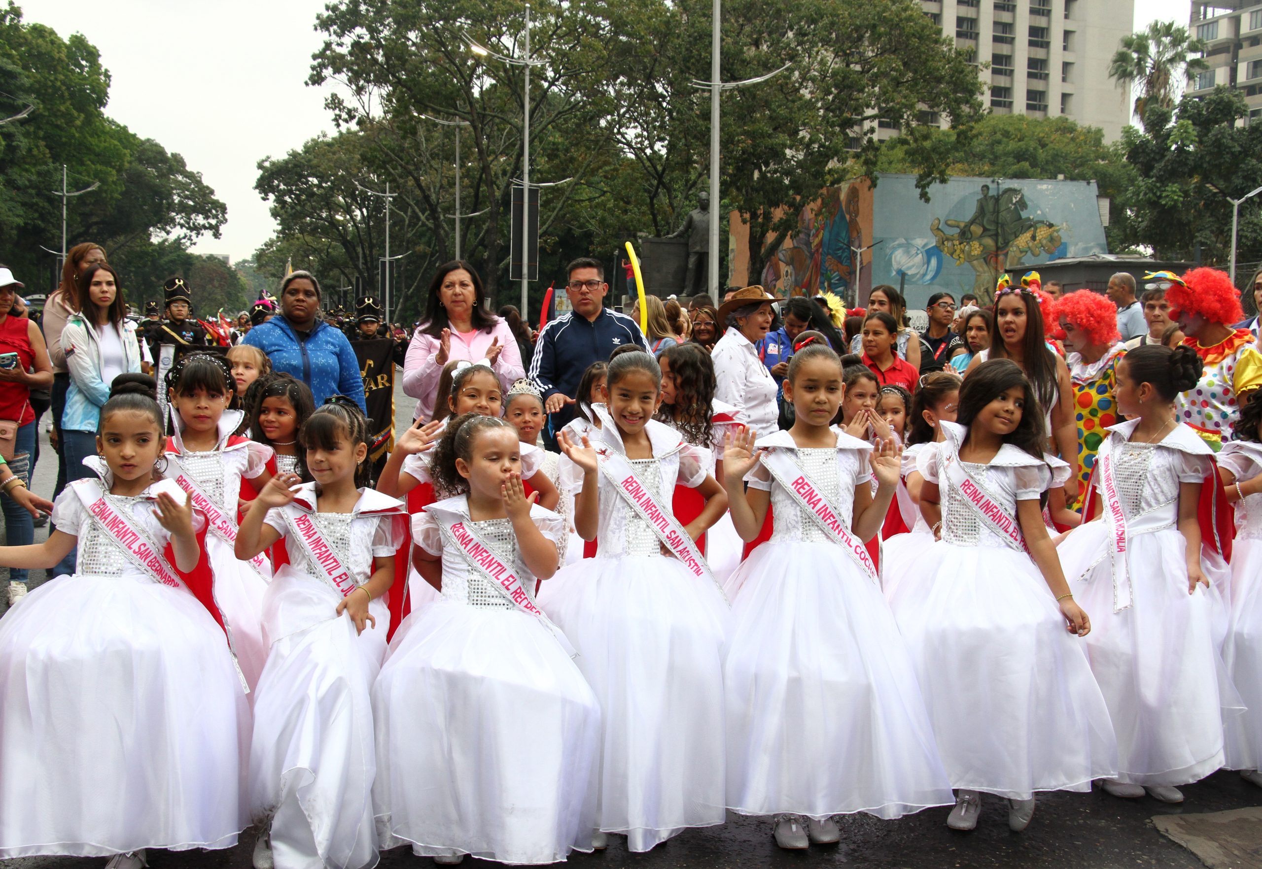 Avec un défilé scolaire, le cri du carnaval a été lancé à Caracas