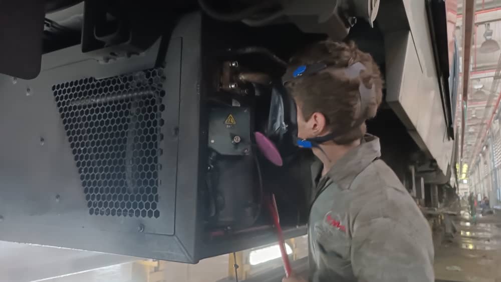 Ils inspectent la réparation de la climatisation dans les rames de métro