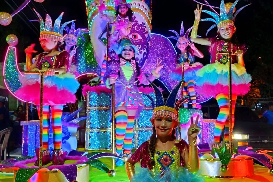 Les défilés offrent de la couleur et de la joie aux habitants de Nueva Esparta