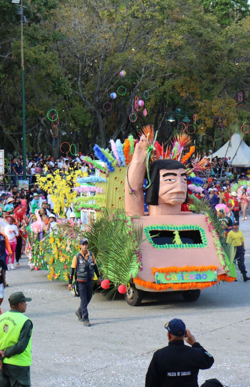 Les héros habillés pour le carnaval