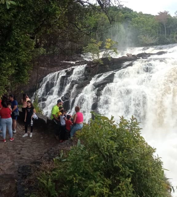 Des itinéraires sont activés pour visiter le parc La Llovizna à Ciudad Guayana