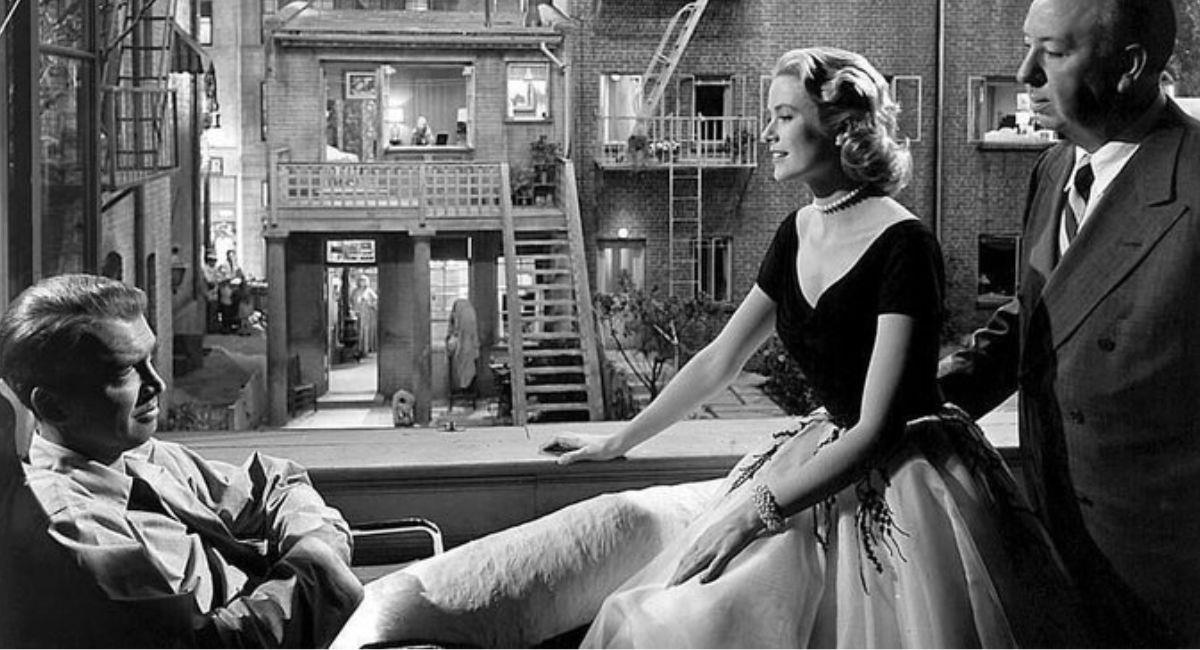 Hitchcock, a la derecha, dirigiendo ´La ventana indiscreta´. Foto: Twitter @jopolkadot