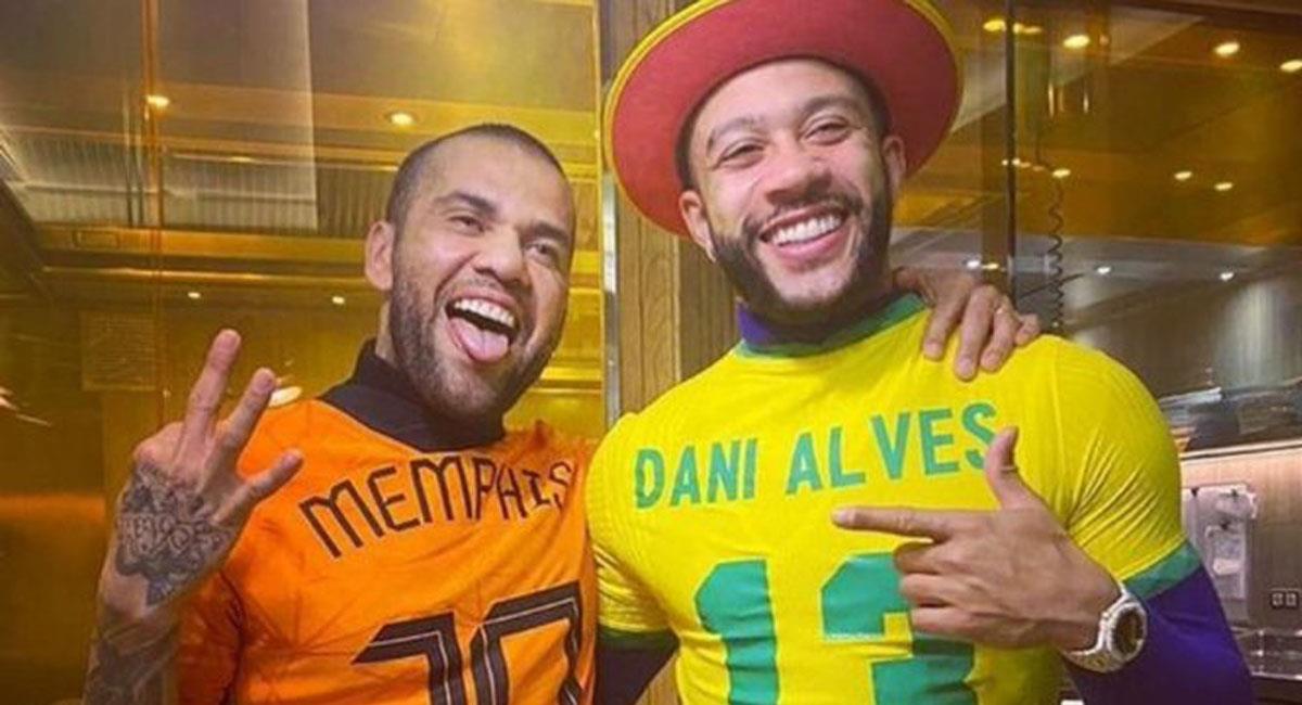 Memphis Depay y Dani Alves son amigos y compartieron en el Barcelona. Foto: Twitter @the_marcoli_boy