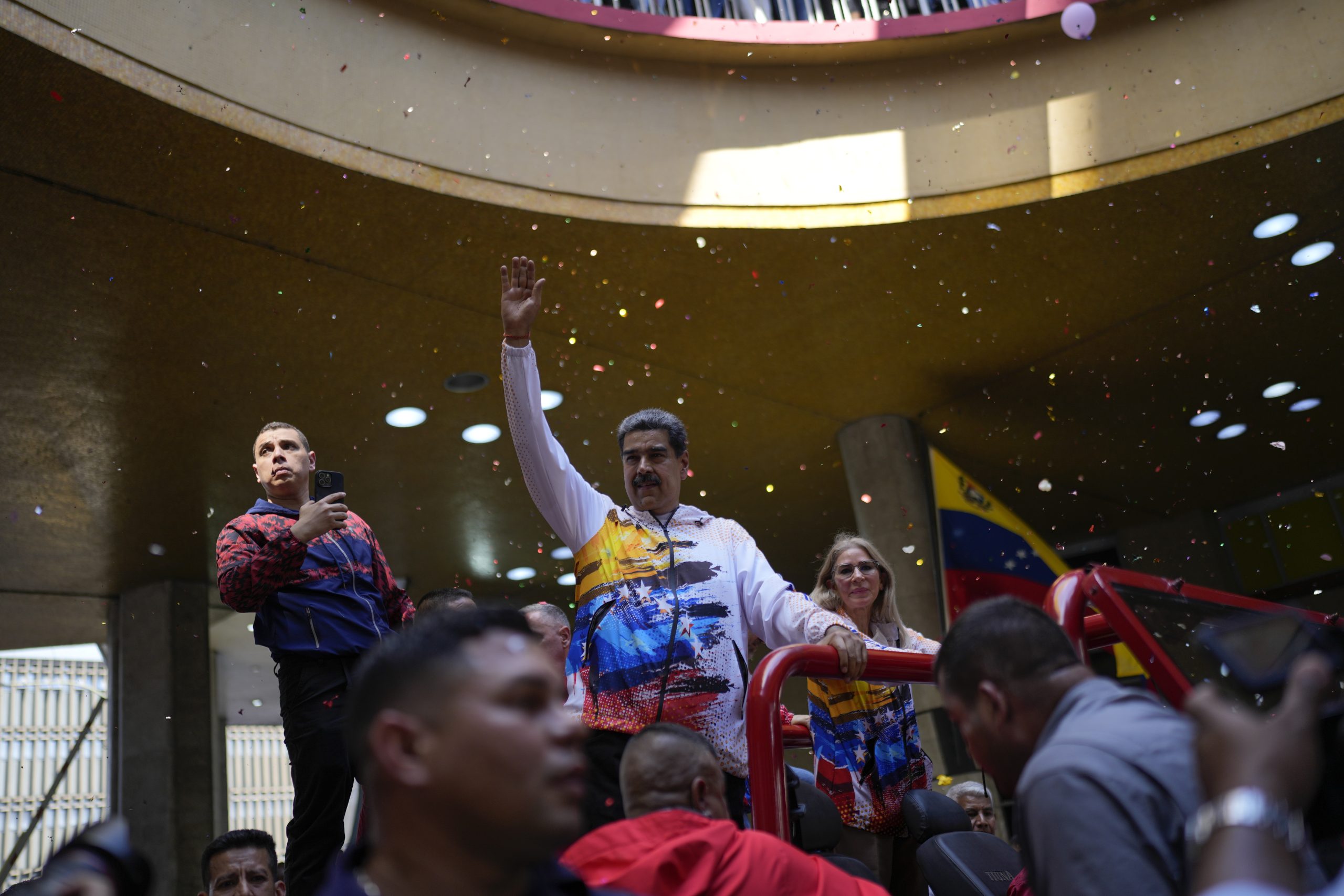 Le président Maduro est arrivé au CNE et a officialisé sa nomination pour le 28-J