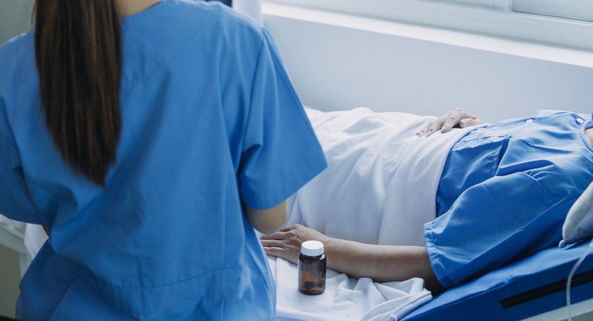 Diagnostican con cáncer terminal a hombre tras ignorar síntomas comunes. Foto: Shutterstock