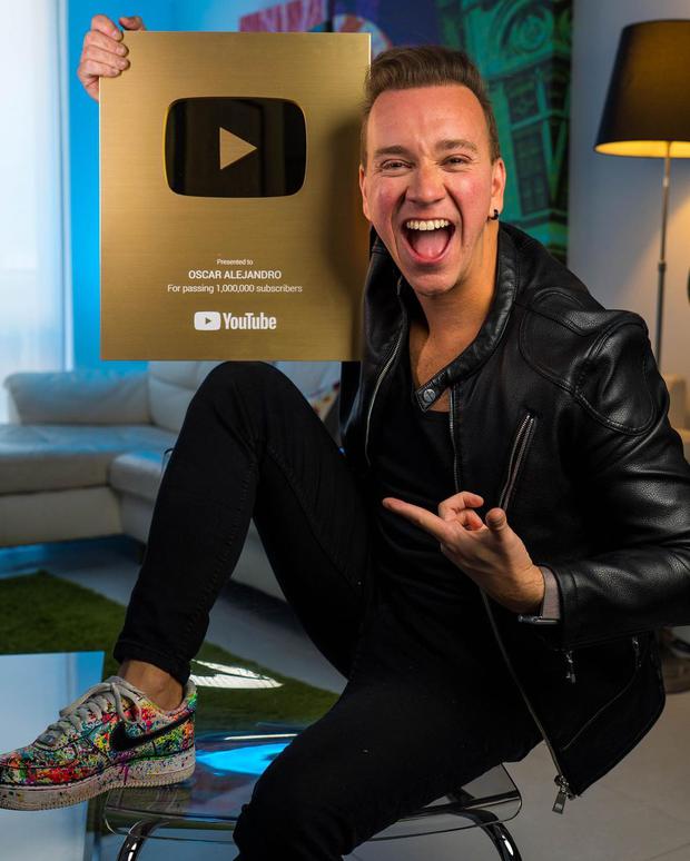 Oscar Alejandro avec sa plaque commémorative pour avoir atteint le million d'abonnés sur YouTube (Photo : Oscar Alejandro / Instagram)