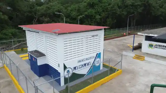 Ils inspectent la construction de l'aqueduc de La Mulata à Táchira