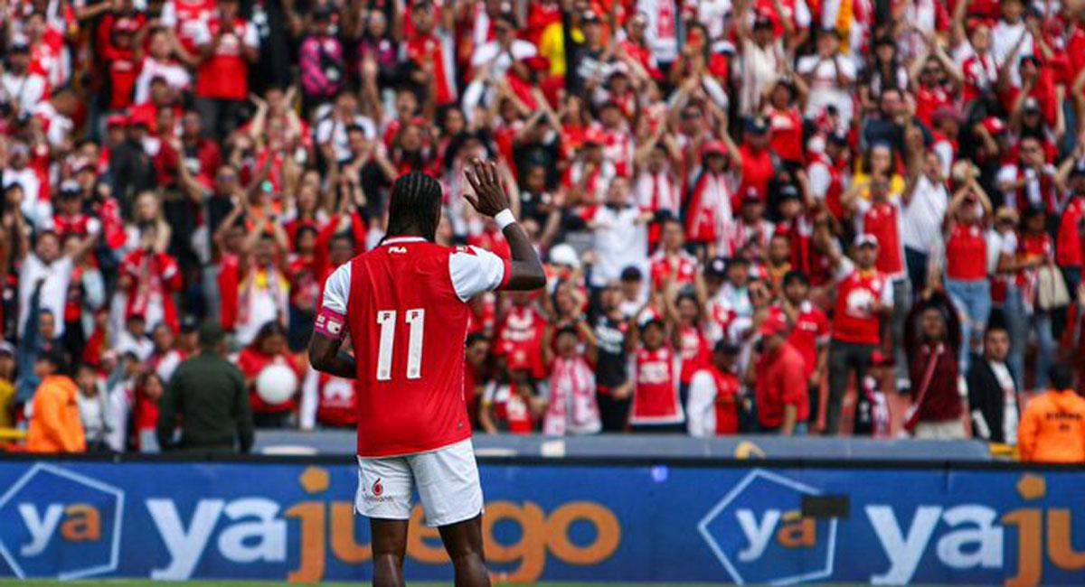 Hugo Rodallega es uno de los preferidos de la hinchada del Independiente Santa Fe por su compromiso y goles. Foto: Twitter @SoyMiguelParis