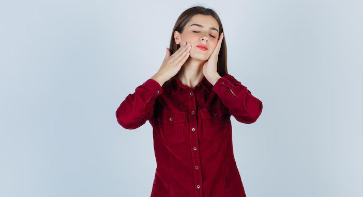 Mujer con los ojos cerrados. Foto: Freepik
