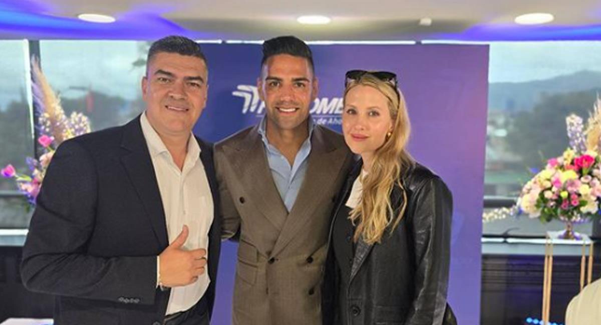 Eduardo Luis al lado de Falcao García y su esposa Lorelei Tarón. Foto: Instagram Eduardo Luis