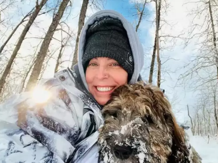 Il a sauté pour sauver son chien et ils les ont trouvés en train de s'étreindre