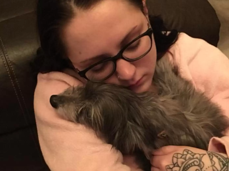 Il adopte un chien âgé et il s'est avéré que c'était le chien qu'il avait perdu il y a des années.
