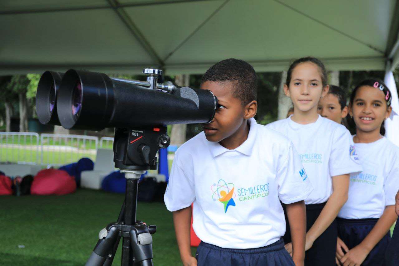 Ils favorisent les études astronomiques chez les plus petits