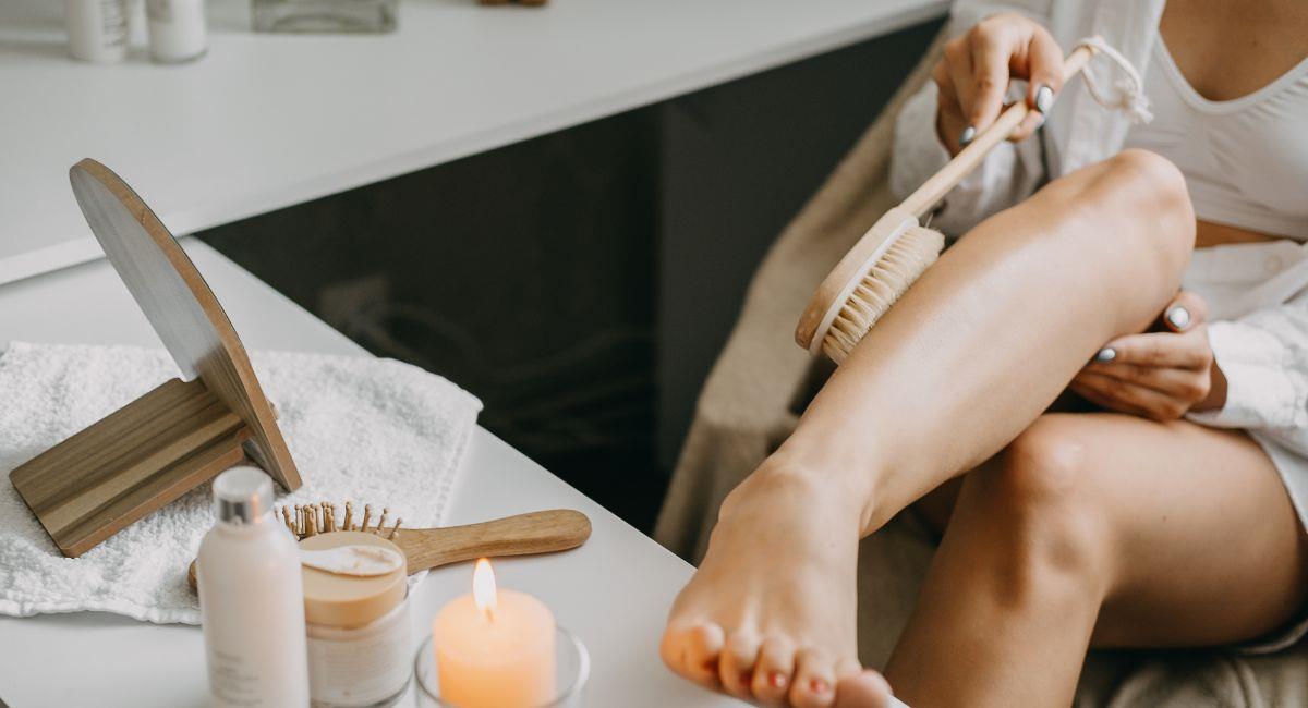 Cepillado en seco para reducir la celulitis. Foto: Shutterstock