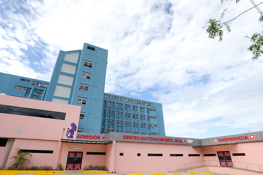 Maduro « livre un colis » à la maternité de l'hôpital de Barcelone