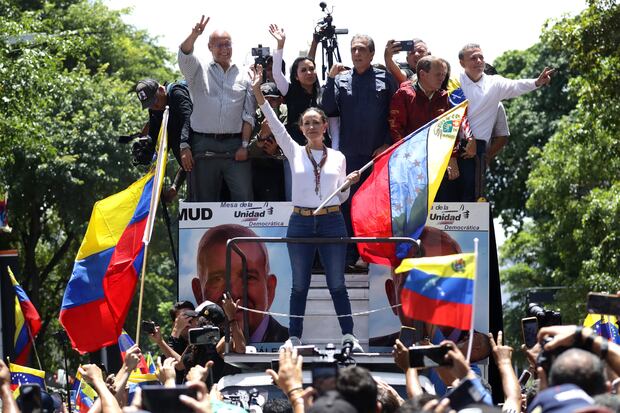 La chef de l'opposition vénézuélienne María Corina Machado participe à une manifestation rejetant les résultats officiels de l'élection présidentielle. (EFE/ Ronald Peña R.).
