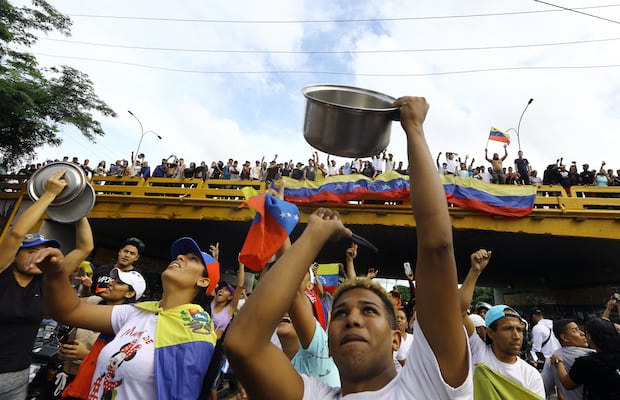 Un homme frappe une casserole lors d'une manifestation contre le gouvernement du président vénézuélien Nicolás Maduro à Valence, dans l'État de Carabobo, au Venezuela, le 29 juillet 2024. (Photo de Juan Carlos HERNÁNDEZ/AFP).