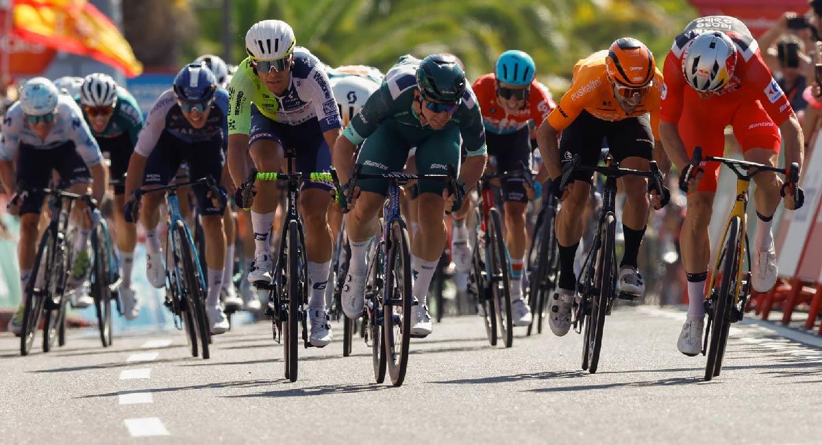 El destacado ciclista belga, Wout Van Aert, tendrá una dura prueba este martes en aras de mantener su maillot rojo. Foto: EFE