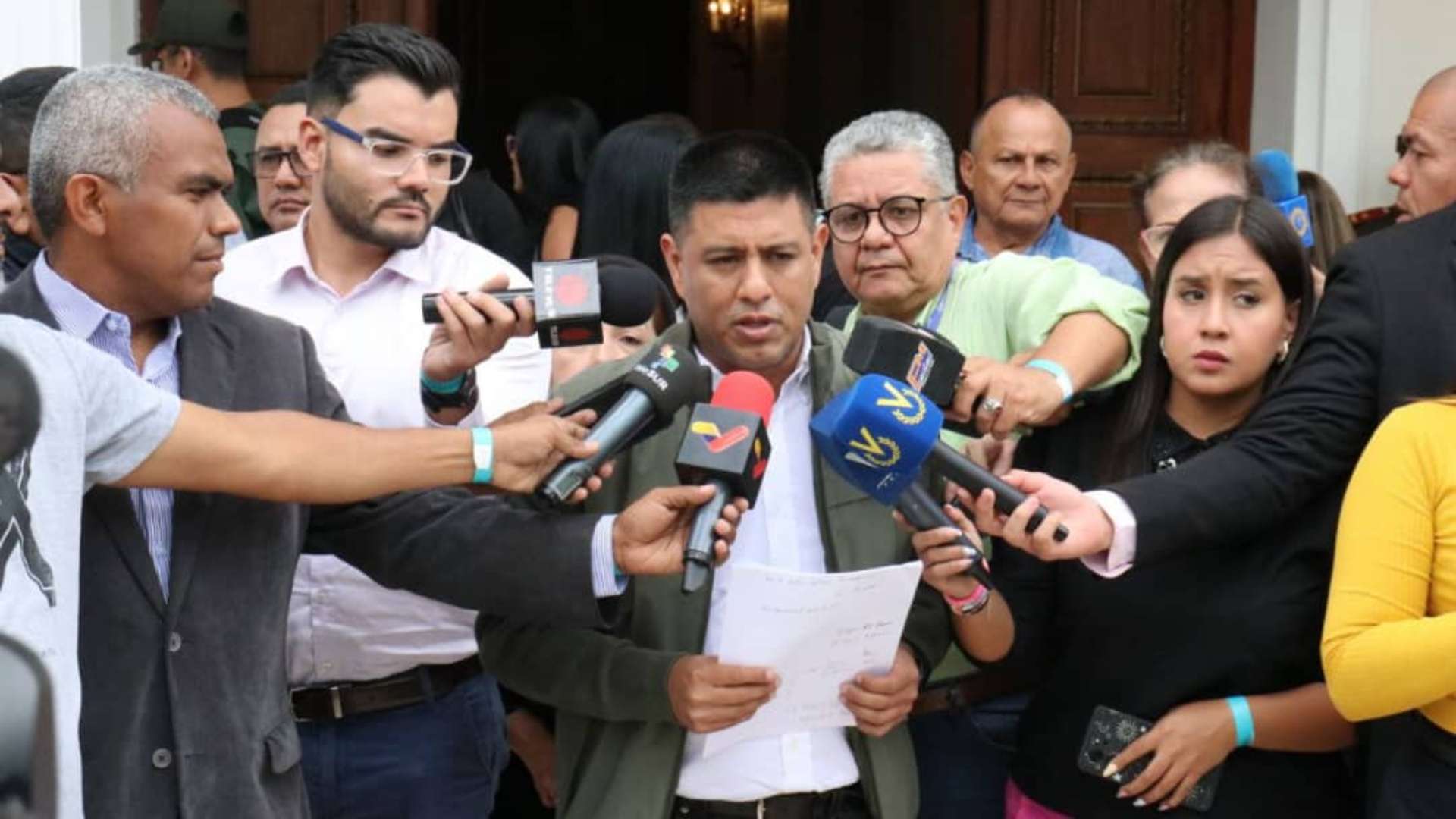 Début de la consultation publique sur la loi contre le fascisme