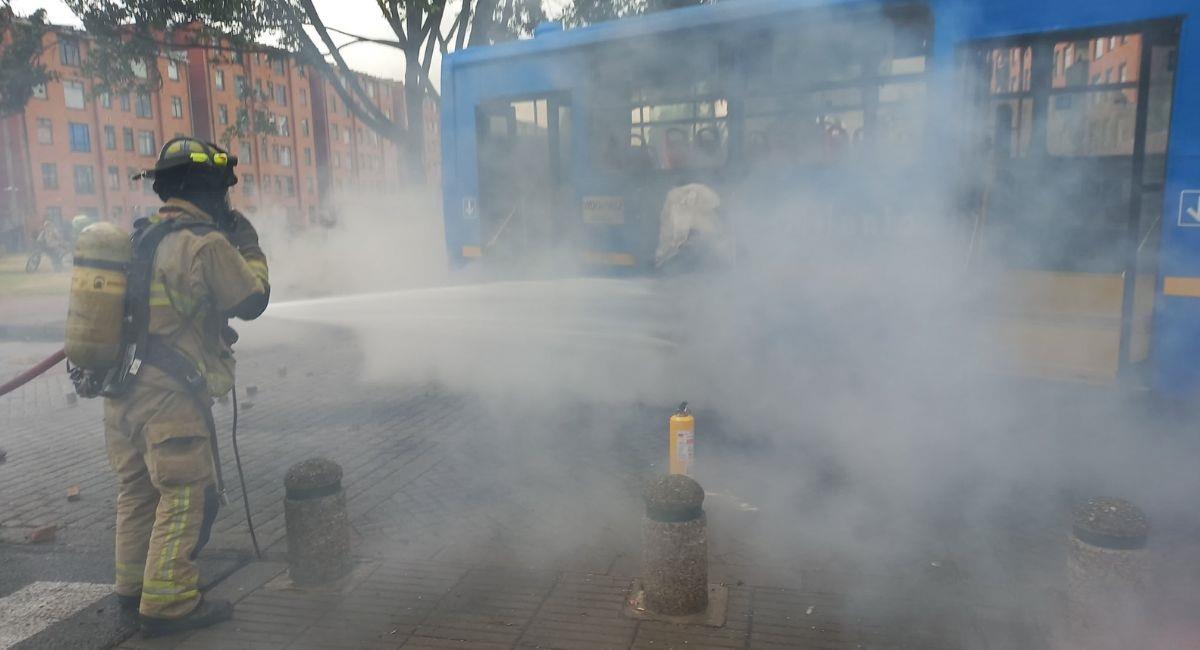 Encapuchados vandalizan bus del Sitp y causan caos en la movilidad de Bosa. Foto: Twitter @BomberosBogota