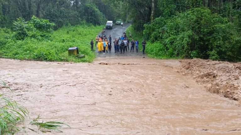 Ils ferment un passage après l'inondation du ruisseau Los Apamates à Aragua