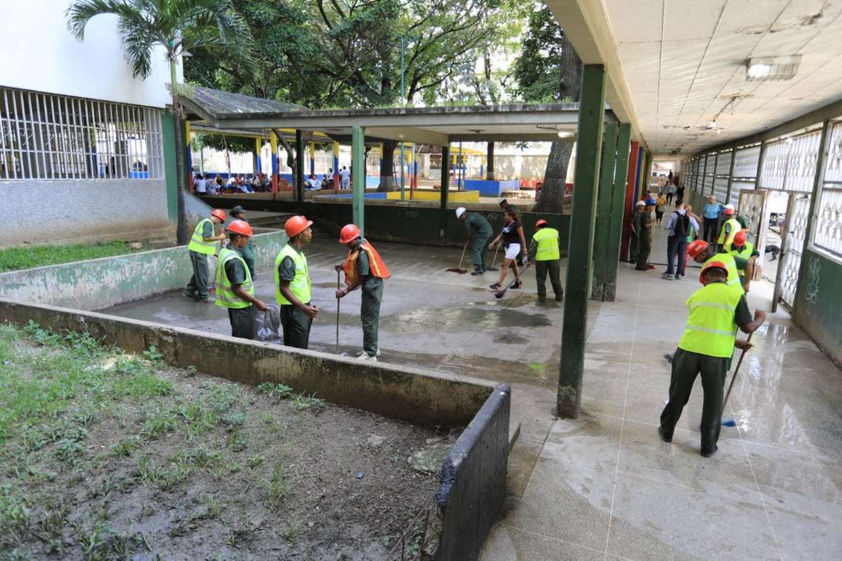 Ils réhabilitent les écoles attaquées par le fascisme à Zulia