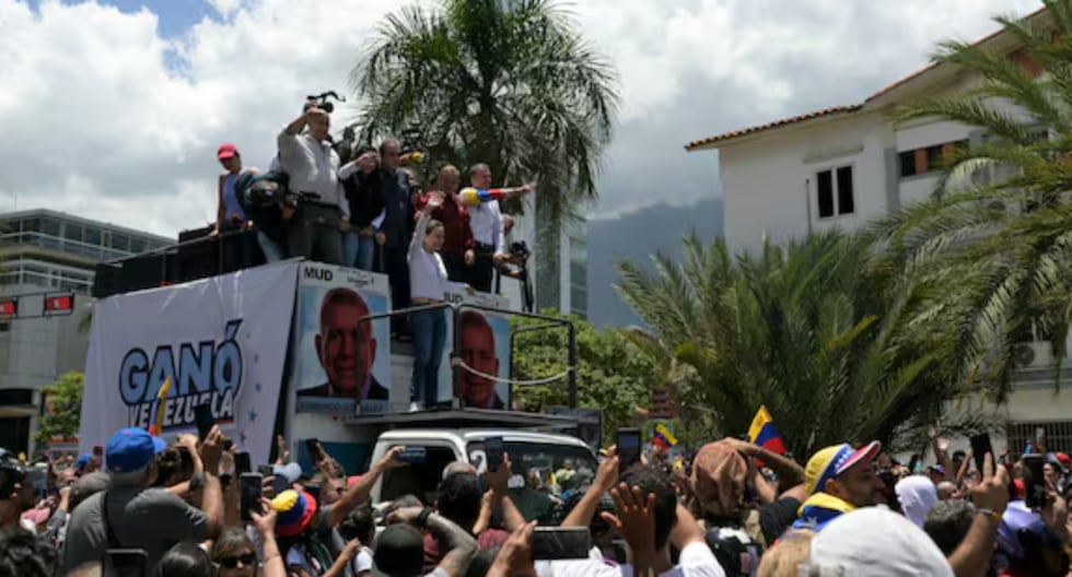 Machado est reçu à la manifestation de l'opposition à Caracas en criant « liberté »