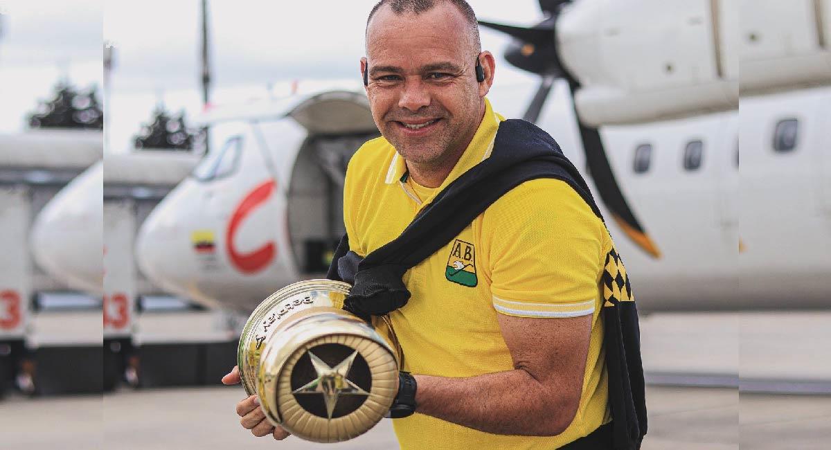 El técnico venezolano llega al partido ante su ex equipo con un problema económico que fue más allá de las canchas. Foto: Twitter @ABucaramanga