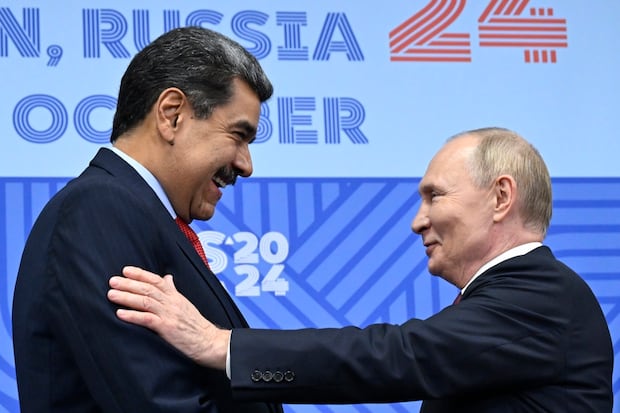 Kazan (Fédération de Russie), 10/22/2024.- le président russe Vladimir Poutine (R) accueille le président vénézuélien Nicolas Maduro avant leur réunion en marge du sommet des BRICS à Kazan, en Russie, le 23 octobre 2024. Le sommet des BRICS a lieu du 22 au 24 octobre (Russie) EFE/EPA/ALEXANDER NEMENOV / POOL
