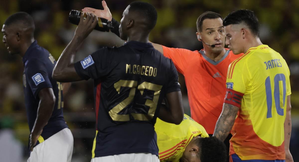 Moises Caicedo junto a James Rodríguez en el Colombia vs Ecuador. Foto: EFE