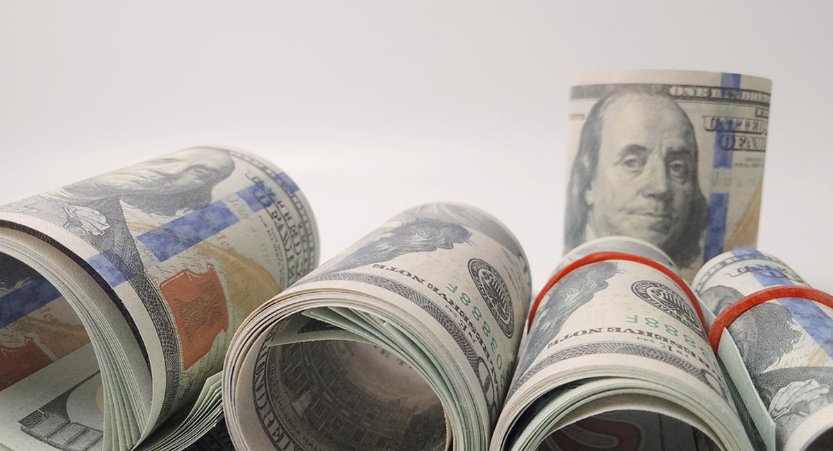 El pago de tarifas de migración puede ser un dolor de cabeza de muchos migrantes. Foto: Shutterstock