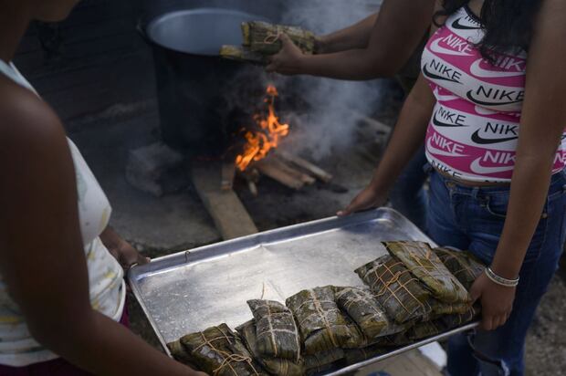 Les habitants utilisent du bois de chauffage pour cuisiner les hallacas, un plat de Noël incontournable au Venezuela. Photo : Bloomberg