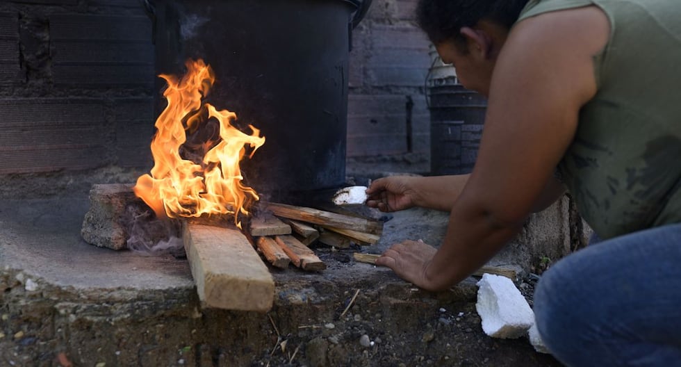 La pénurie de propane oblige les Vénézuéliens à se tourner vers le bois de chauffage