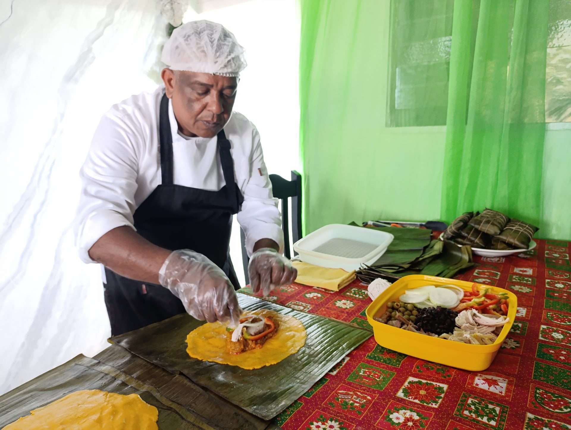 Jean Muñoz prépare des hallacas avec son cœur pour Noël à Guarenas