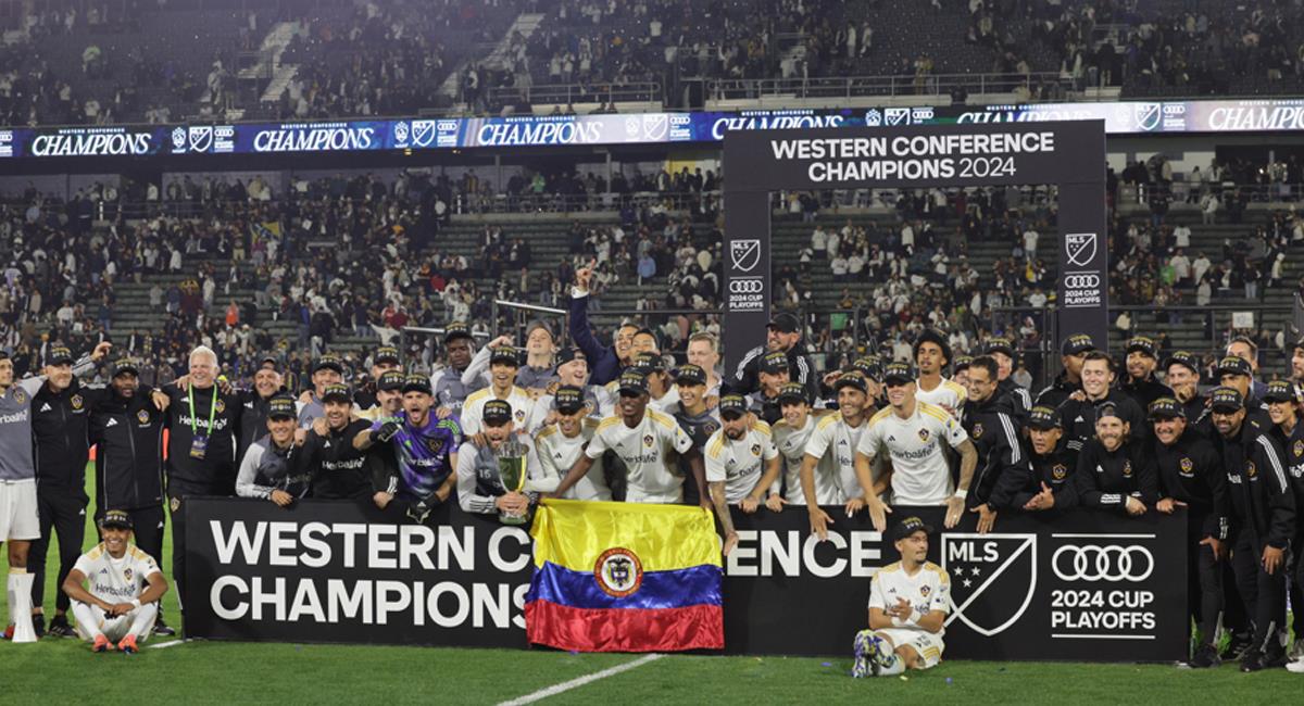 Colombianos recibieron reconocimiento en la MLS, previo a disputarse la final. Foto: EFE