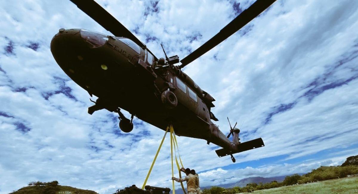 Cuatro soldados pierden la vida al caer desde un helicóptero. Foto: Twitter @COL_EJERCITO