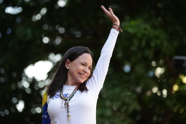 La leader anti-chaviste María Corina Machado salue ses partisans lors d'une manifestation à Caracas, au Venezuela, le 9 janvier 2025. (Photo de Ronald Peña R. / EFE)